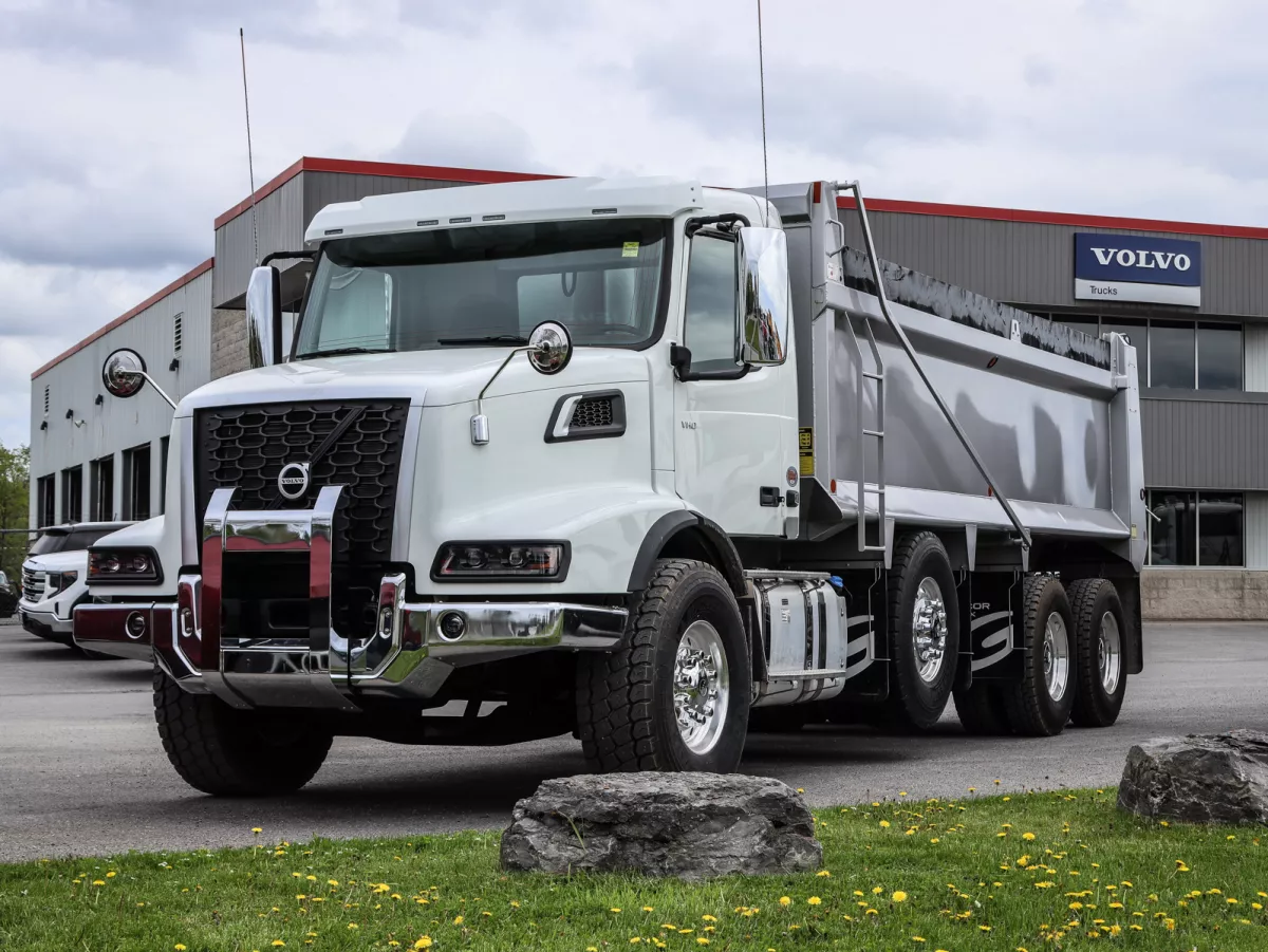2025 Volvo VHD84B300 Image